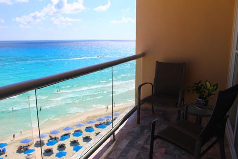 Oceanside Studio - Stunning Views, Ideal Location Apartment in Cancun