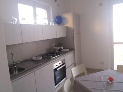 Kitchen or kitchenette, Dining area, stove