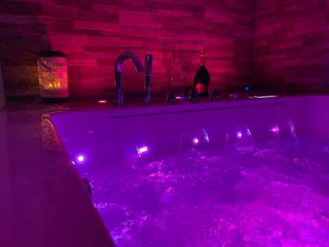 Appartement Cosy Jacuzzy Luxe Gare de Toulon Apartment in Toulon