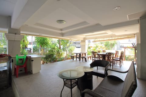 Super OYO 498 Ladawan Villa Hotel in Bangkok