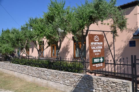 Facade/entrance