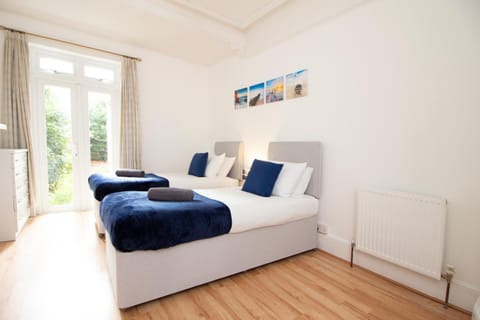 OPP Exeter - Cosy 1 bed with parking, BIG SAVINGS booking 7 nights or more! Condo in Exeter