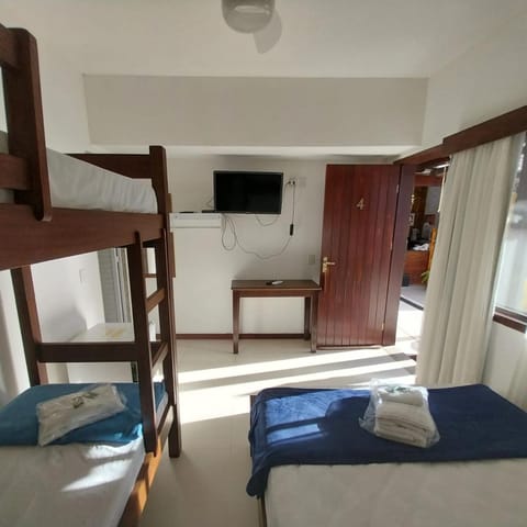 Bed, TV and multimedia, Photo of the whole room, bunk bed, towels