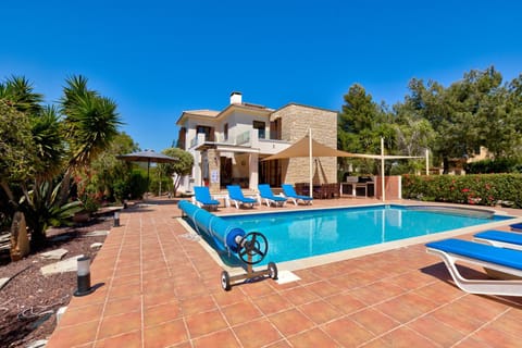 4 bedroom Villa Kellia with private pool, Aphrodite Hills Resort Chalet in Kouklia
