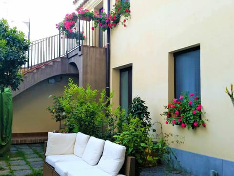 ComeinSicily Mansion House Lemon Court Villa in Acireale