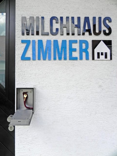 Milchhaus Zimmer - Tiny House Übernachtung mit Frühstück in Albstadt