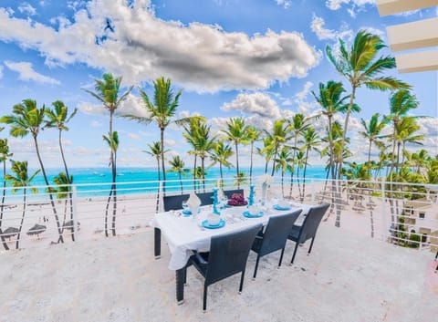 Patio, Natural landscape, Balcony/Terrace, Dining area, Beach, Sea view