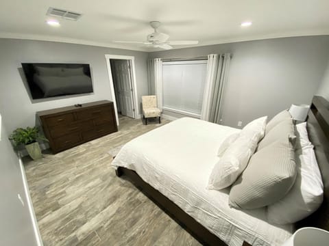 Bed, TV and multimedia, Photo of the whole room, Bedroom