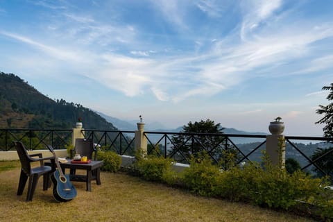 Lake Trails- The Perfect blend of Antique & Modern by StayVista Villa in Uttarakhand