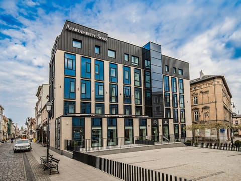 Restaurant/places to eat, Facade/entrance, View (from property/room), Other, Decorative detail, Floor plan, On site, City view, Street view, Area and facilities