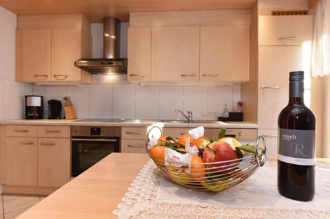 Kitchen or kitchenette, Food and drinks, Dining area, Food, Drinks, Alcoholic drinks