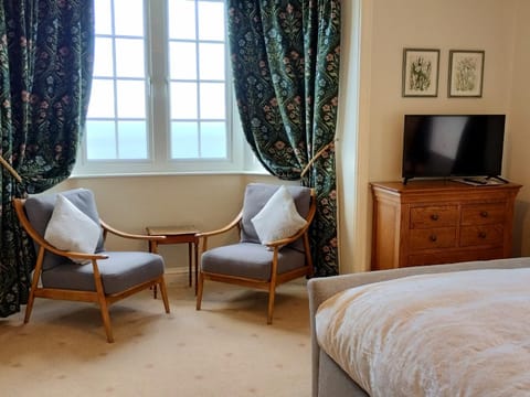 Bed, TV and multimedia, View (from property/room), Bedroom