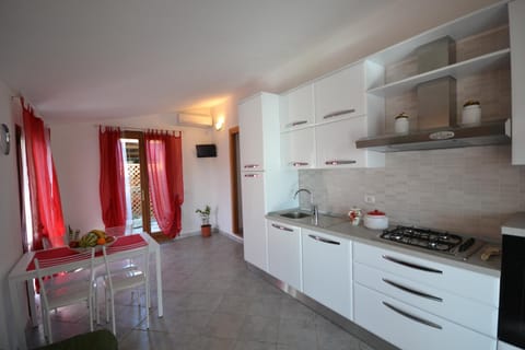 Kitchen or kitchenette, Dining area, stove