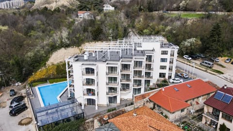 Property building, Day, Neighbourhood, Natural landscape, Bird's eye view, Pool view, Swimming pool, Location