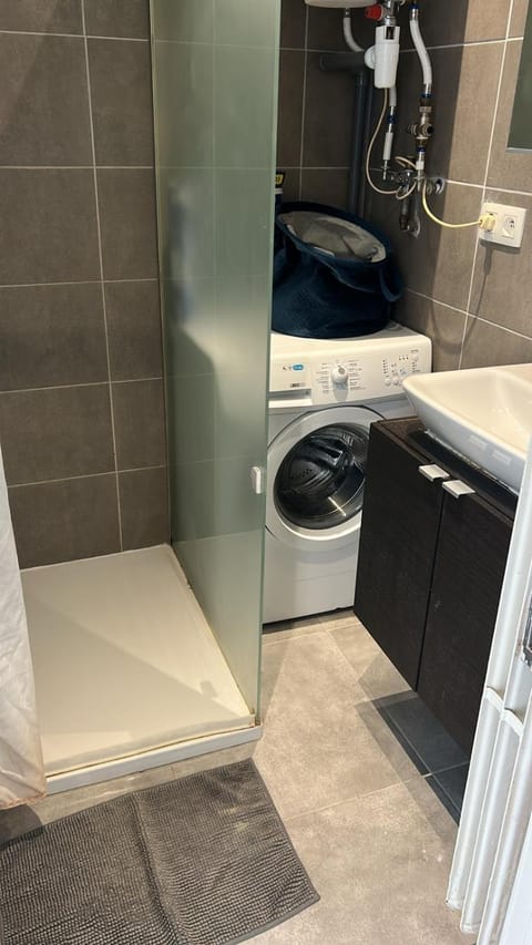 Shower, washing machine