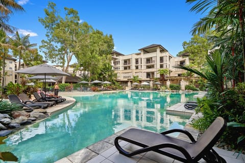 Swim Out Apartments in Triton Street Beachfront Resort Palm Cove Condominio in Palm Cove