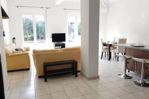 A Great Stay at a Comfortable Large Apartment Copropriété in Kallithea