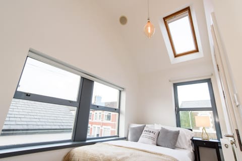 City Retreat, 2 Bed House with Cloudstream Hot Tub House in Cardiff