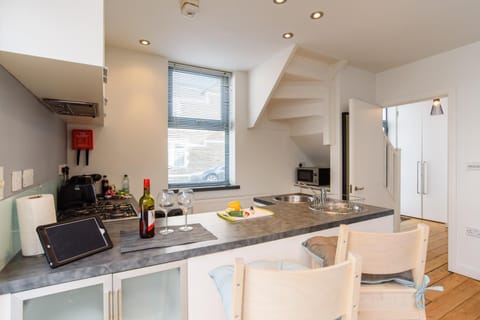 City Retreat, 2 Bed House with Cloudstream Hot Tub House in Cardiff