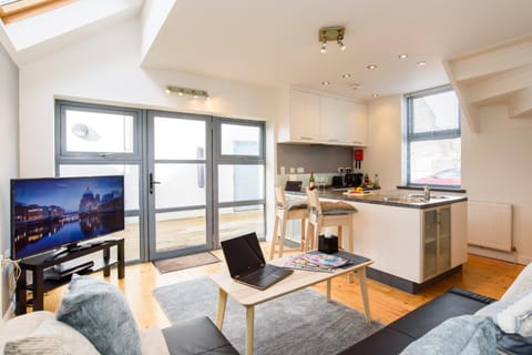 City Retreat, 2 Bed House with Cloudstream Hot Tub House in Cardiff