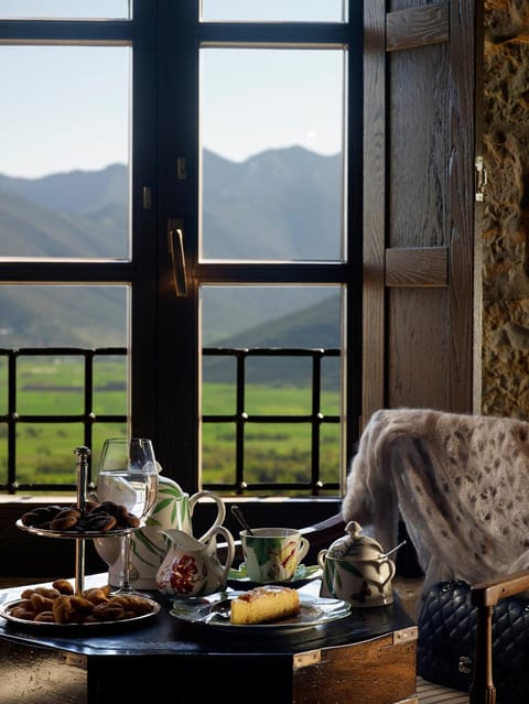 View (from property/room), Seating area, Bedroom, Mountain view