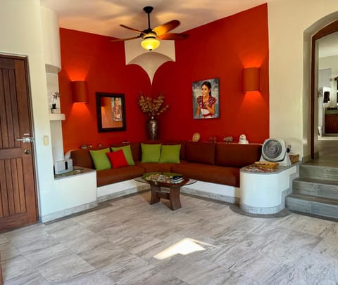 Newer & Roomy w/2 Pools. No Car Needed. Beaches, Restaurants & Shopping W/I walking distance. Taxis and buses abundant for reasonable price if needed Apartment in Zihuatanejo