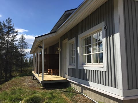 Property building, Patio, Facade/entrance, Spring, Day, Garden, Garden view, pet friendly