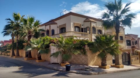 5 bedroom holiday Villa Yasmine, perfect for family holidays, near beaches Chalet in Rabat-Salé-Kénitra