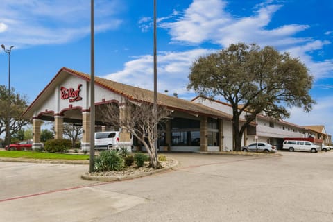 Red Roof Inn & Suites Irving - DFW Airport South Hotel in Irving