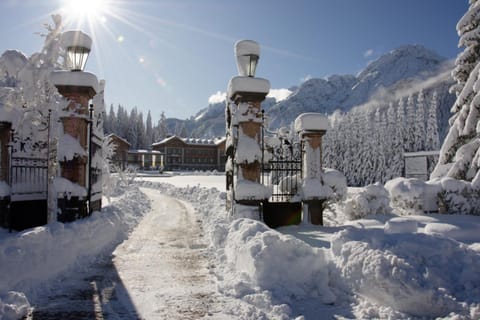 Property building, Nearby landmark, Day, Natural landscape, Winter, Mountain view