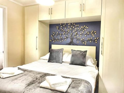 Woodland View -Hot Tub-Tenby-Carmarthen-St Clears Chalet in Wales