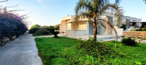 Property building, Facade/entrance, Garden, Garden view