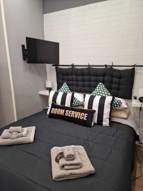 Bed, TV and multimedia, Photo of the whole room, Bedroom, towels