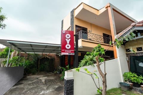 Super OYO 2285 Art Guest House Syariah Hotel in Yogyakarta