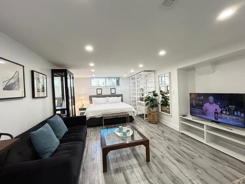 Modern Lux Studio - KingBed - Near Sheppard W Station Vacation rental in Vaughan