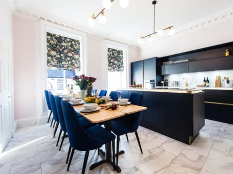 Kitchen or kitchenette, Photo of the whole room, Dining area