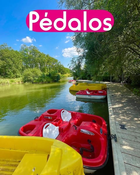 Grand mobil home exposé sud, 2 salles de bain Campground/
RV Resort in Centre-Val de Loire