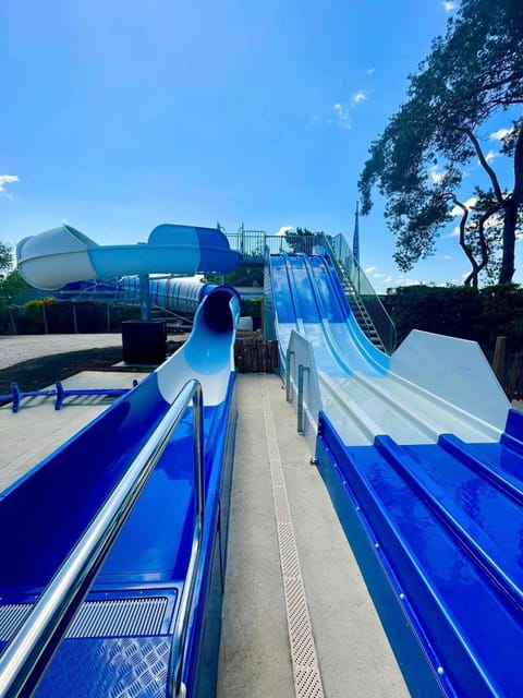 Grand mobil home exposé sud, 2 salles de bain Campground/
RV Resort in Centre-Val de Loire