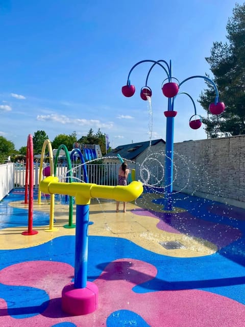 Grand mobil home exposé sud, 2 salles de bain Campground/
RV Resort in Centre-Val de Loire