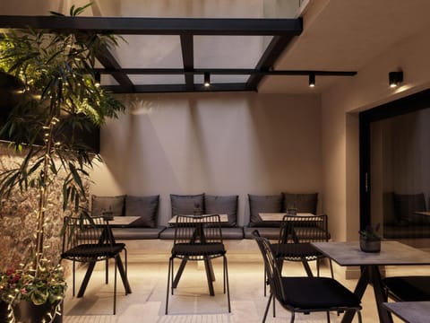 Restaurant/places to eat, Living room, Seating area, Dining area, Breakfast