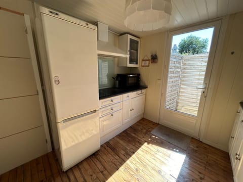 Kitchen or kitchenette, oven, stove