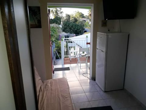 Appartement d'une chambre avec piscine partagee jardin clos et wifi a Sainte Anne a 6 km de la plage Condo in Sainte-Anne