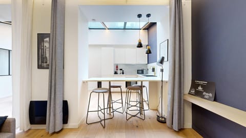 Kitchen or kitchenette, Dining area