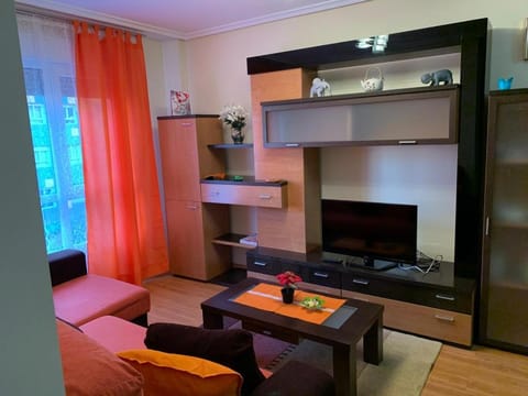 APARTAMENTO MOTA-2 HUCA-LOS PRADOS; PARKING Y WIFI GRATIS Apartment in Oviedo