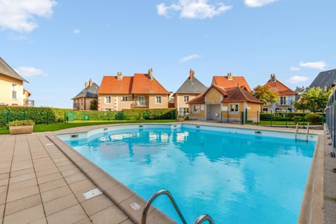 Property building, Day, Summer, Pool view, Swimming pool, sunbed