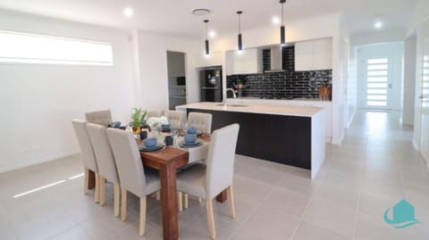 Surfers Paradise House in Lake Macquarie