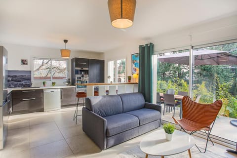 Kitchen or kitchenette, Living room, Seating area, Dining area, minibar, pet friendly