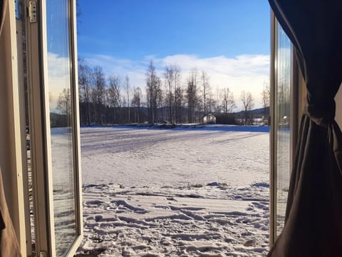 View (from property/room), Balcony/Terrace, Living room, Beach