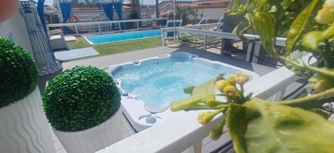 Garden, Hot Tub, Swimming pool