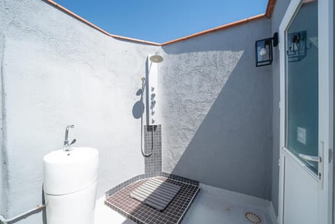 Shower, Patio, Balcony/Terrace